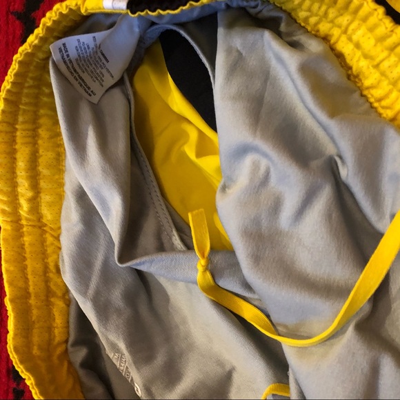 Nike Dri Fit Livestrong shorts Size Medium - Picture 4 of 4